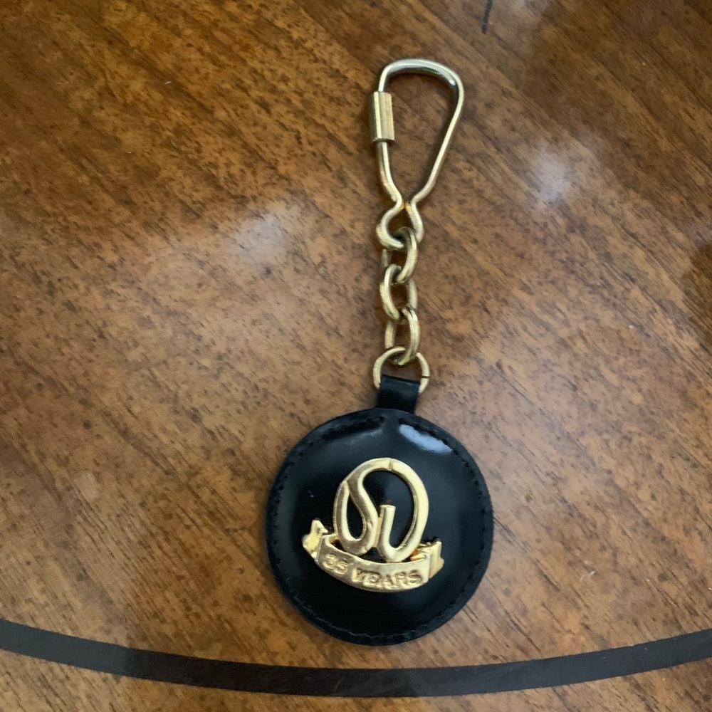 Vintage St. John Keychain 35 anniversary black and gold logo - Picture 8 of 10